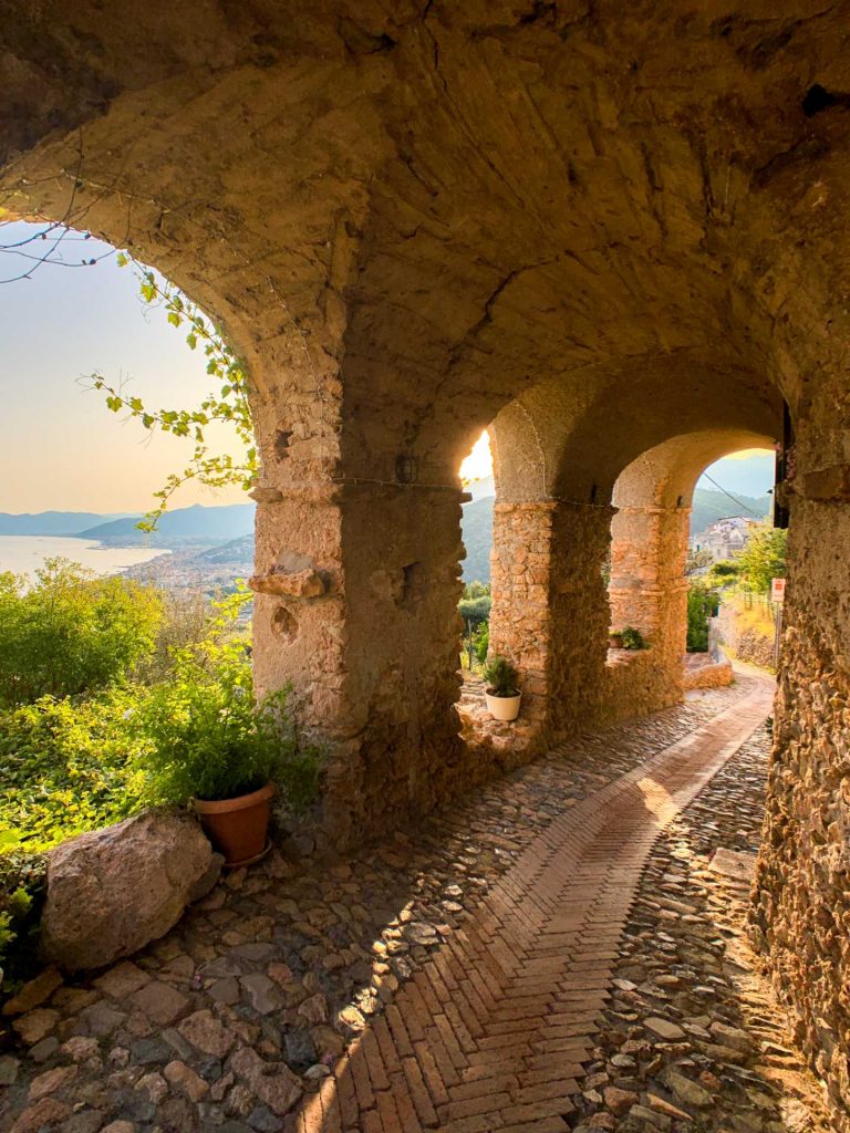 Borgo di Borgio Verezzi archi