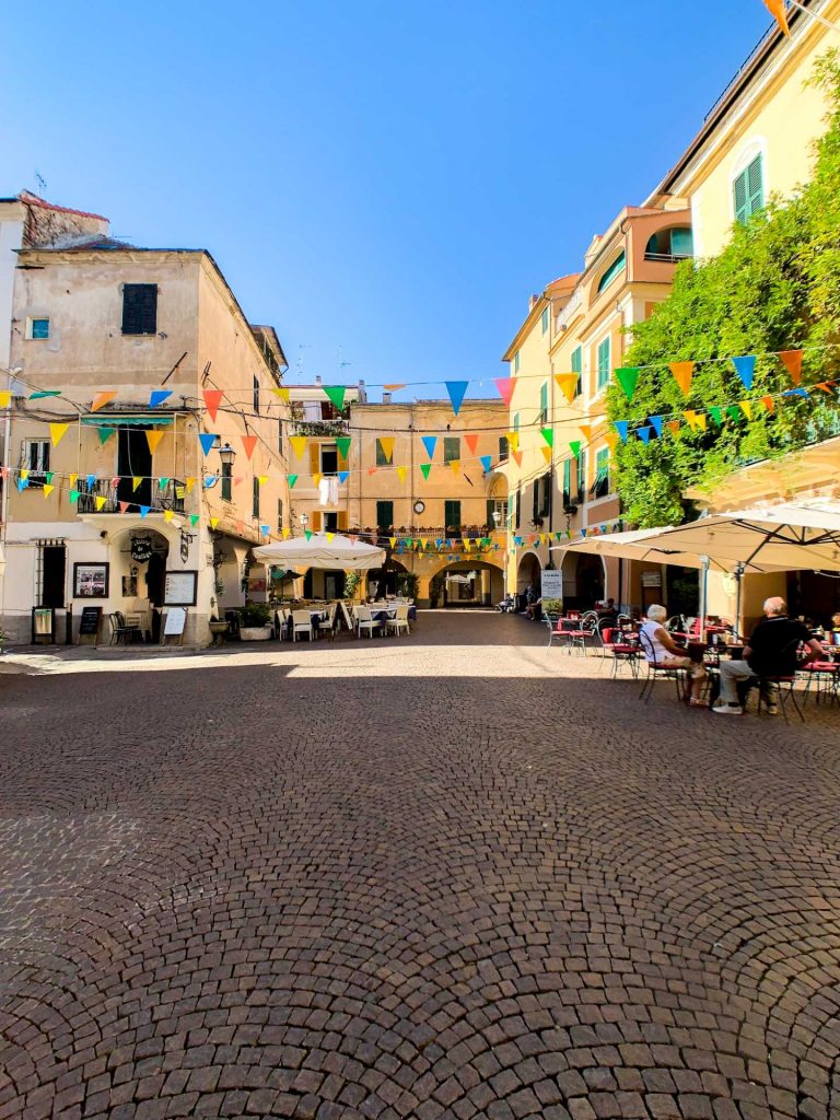 Centro storico di Pietra Ligure - Piazza La Pietra