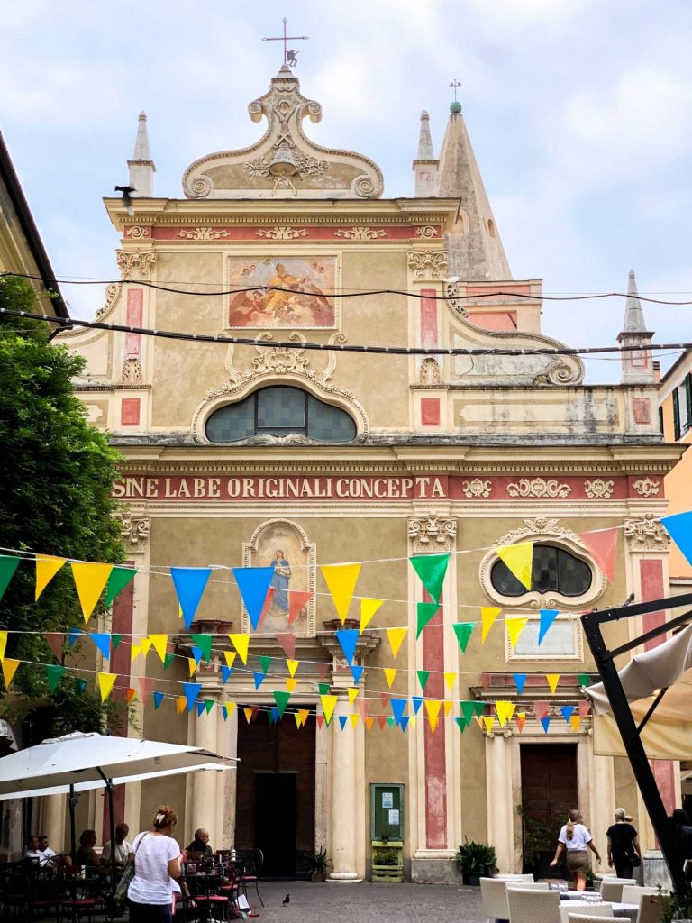 Piazza la Pietra con bandierine decorative