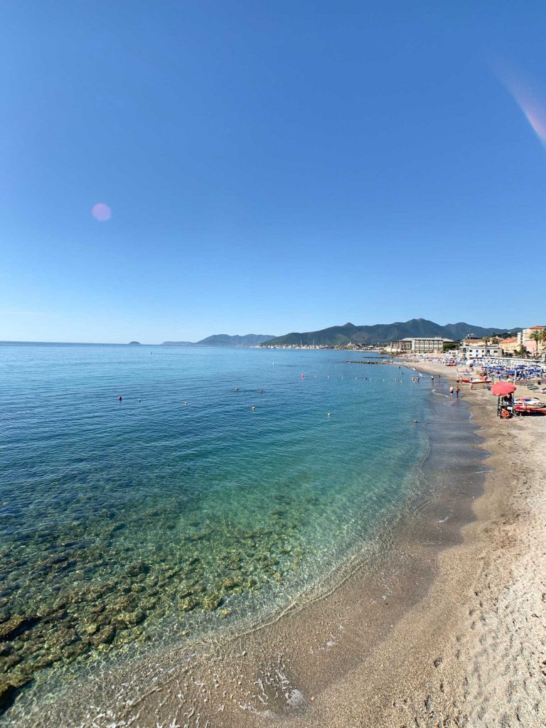 Mare limpido nel centro di Pietra Ligure