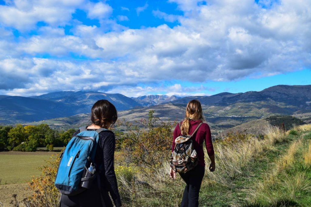Due persone passeggiando su un sentiero di montagna